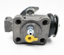 اسطوانة فرامل خلفية أصلية لسيارات Nissan Pick Up موديل 1998–2004 بجودة عالية وأداء موثوق