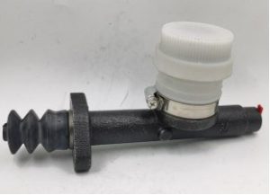 سلندر كلتش علوي مع خزان زيت لسيارات Nissan Navara موديل 2006–2015 بجودة عالية وأداء موثوق