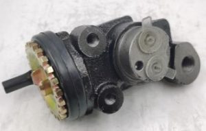 سلندر فرامل خلفي (Wheel Cylinder) لسيارة Toyota Land Cruiser 100 Series 1998–2007 — جودة عالية وأداء موثوق لنظام الفرامل