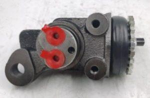 سلندر فرامل خلفي (Wheel Cylinder) لسيارة Toyota Land Cruiser 100 Series 1998–2007 — جودة عالية وأداء موثوق لنظام الفرامل