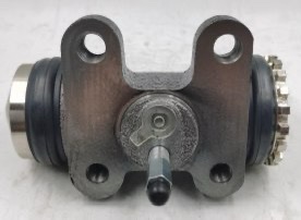 سلندر فرامل (Wheel Cylinder) لسيارة Toyota Land Cruiser 100 Series 1998–2007 — جودة عالية وأداء موثوق لنظام الفرامل