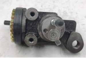 سلندر فرامل خلفي (Wheel Cylinder) لسيارة Toyota Land Cruiser 100 Series 1998–2007 — جودة عالية وأداء موثوق لنظام الفرامل