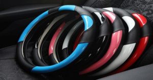 غطاء مقود سيارة بتصميم رياضي عصري يوفر قبضة مريحة وتحكم أفضل أثناء القيادة